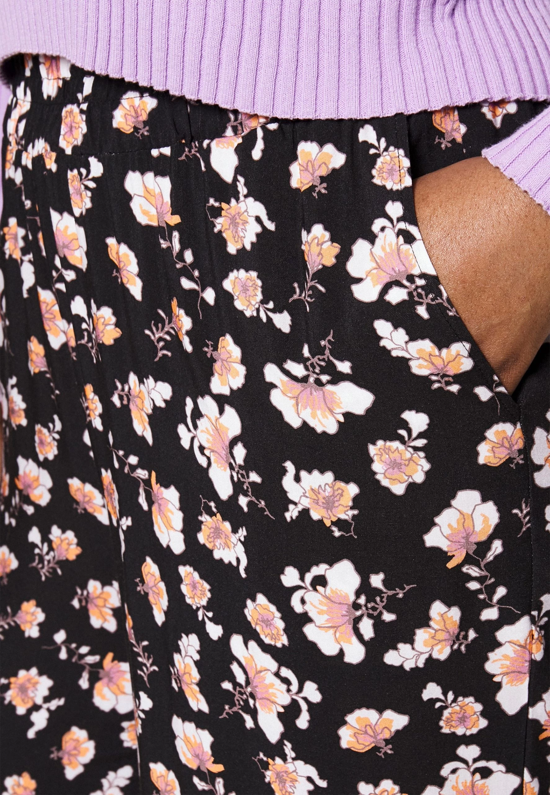 PantaloniBlack/Multi-Coloured Donna Pantaloni AX821A016-Q12 5 PantaloniBlack/Multi-Coloured Donna Pantaloni AX821A016-Q12 - immagine 5